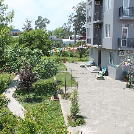 Femily Hotel In Batumi Mareti Str 2 エクステリア 写真