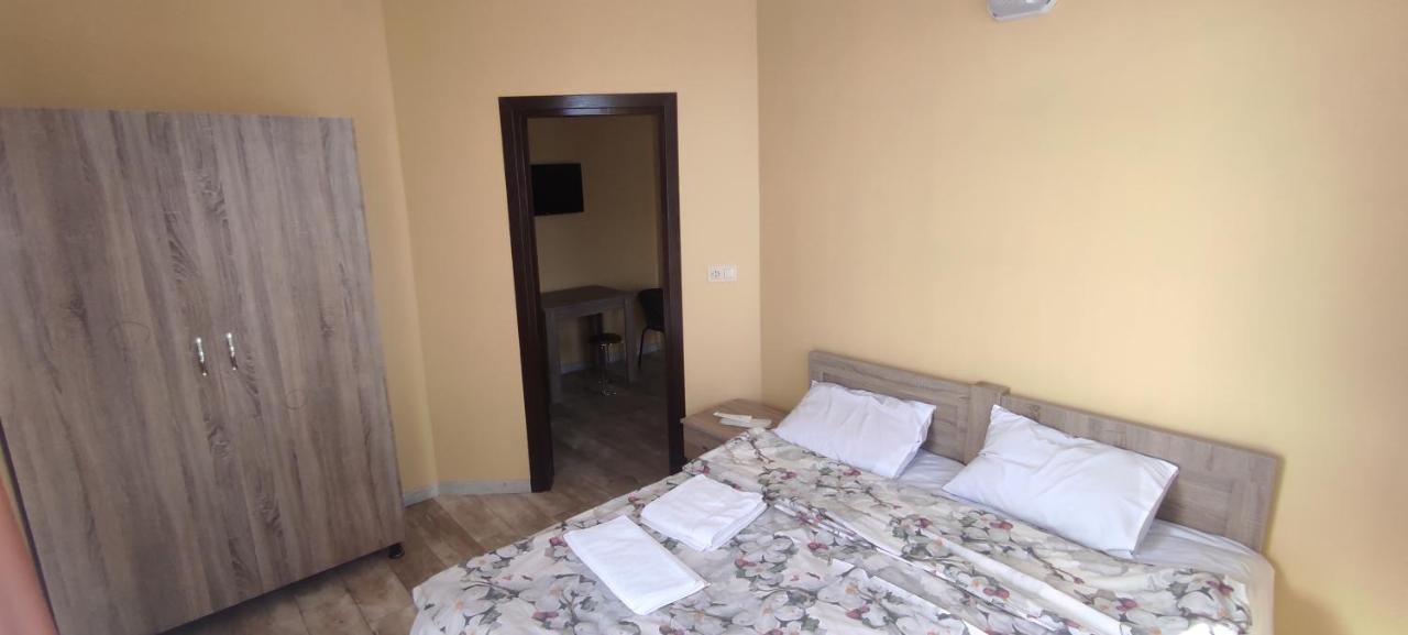 Femily Hotel In Batumi Mareti Str 2 エクステリア 写真