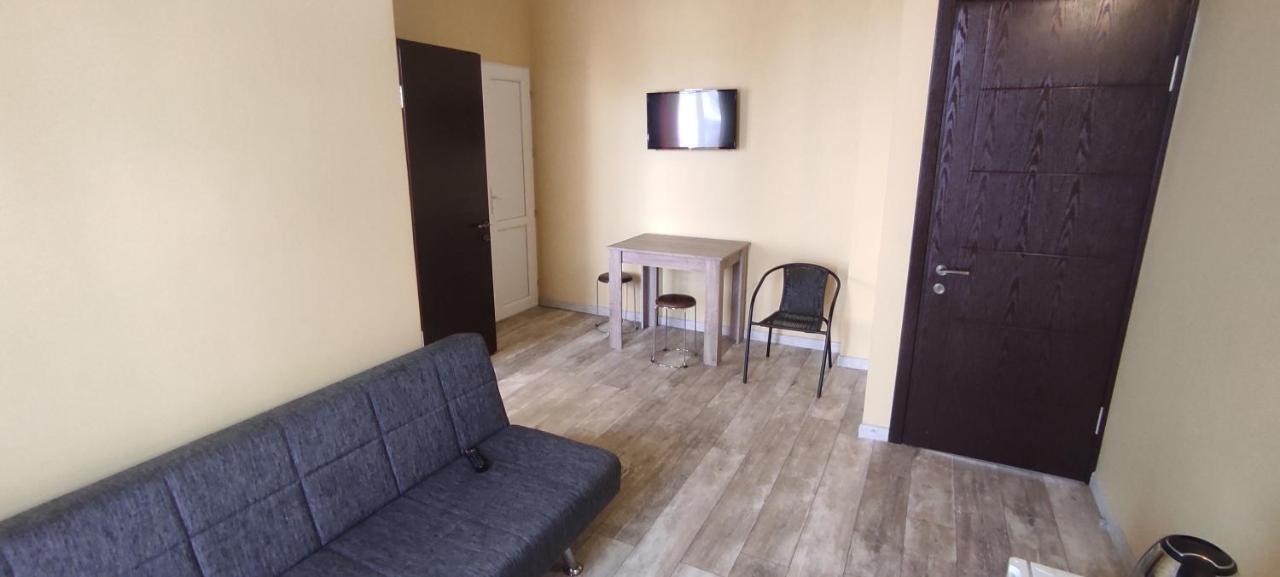 Femily Hotel In Batumi Mareti Str 2 エクステリア 写真