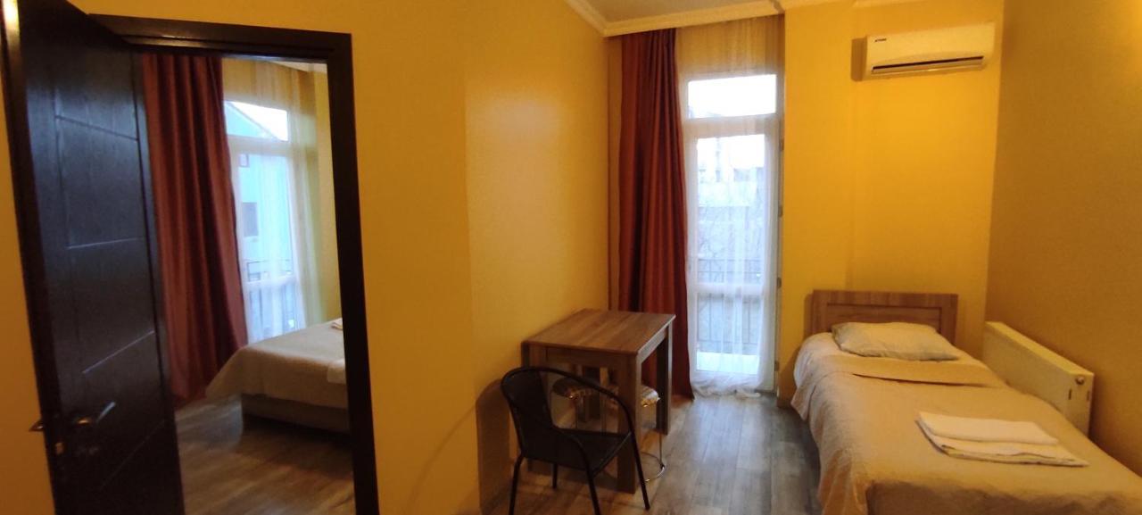 Femily Hotel In Batumi Mareti Str 2 エクステリア 写真