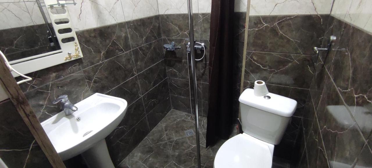 Femily Hotel In Batumi Mareti Str 2 エクステリア 写真