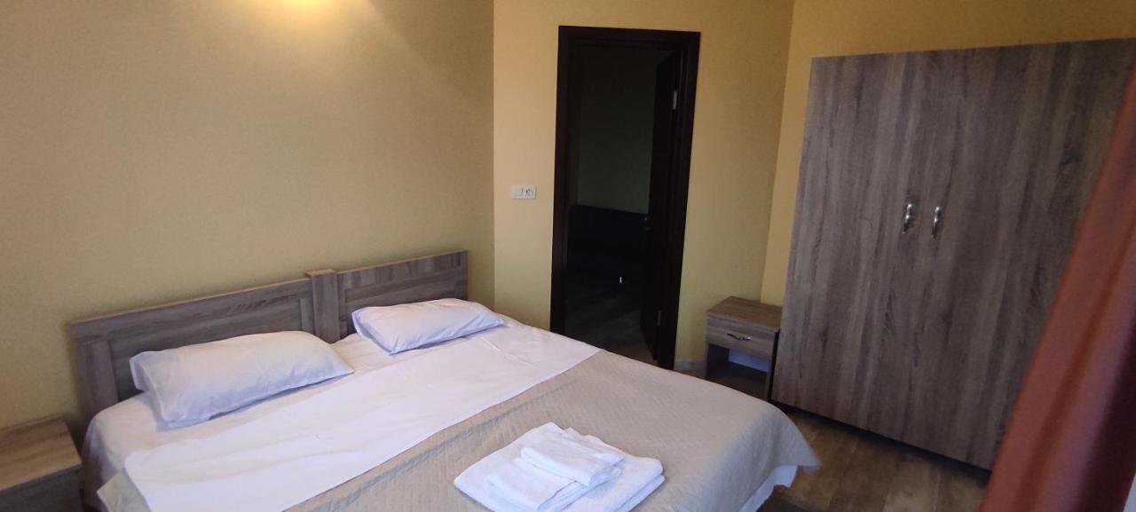 Femily Hotel In Batumi Mareti Str 2 エクステリア 写真