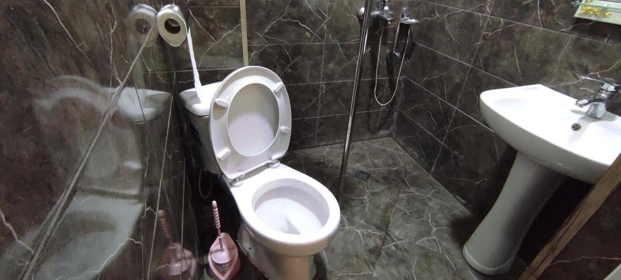 Femily Hotel In Batumi Mareti Str 2 エクステリア 写真