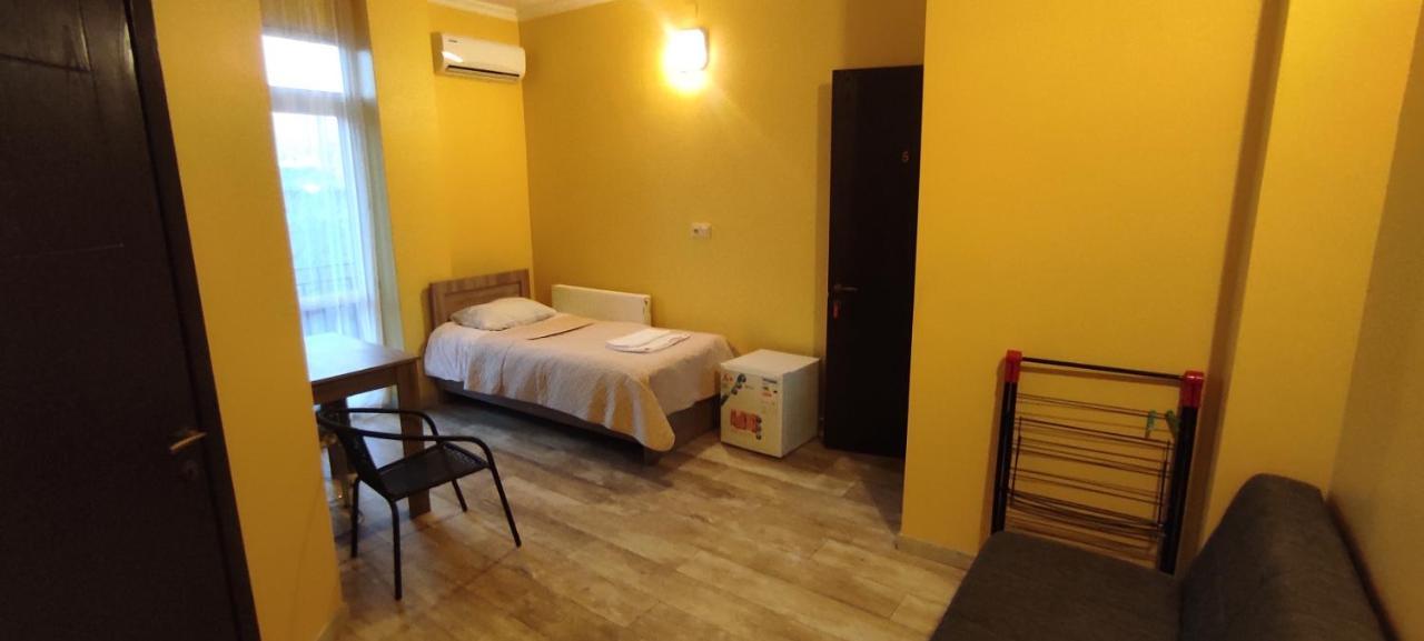 Femily Hotel In Batumi Mareti Str 2 エクステリア 写真