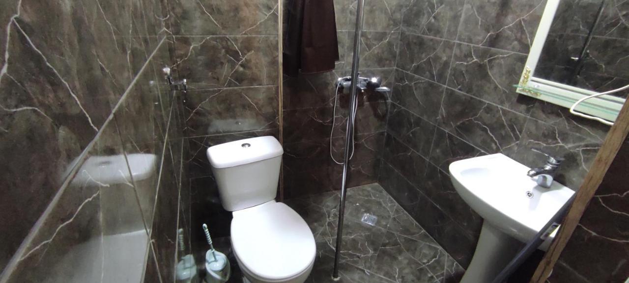 Femily Hotel In Batumi Mareti Str 2 エクステリア 写真