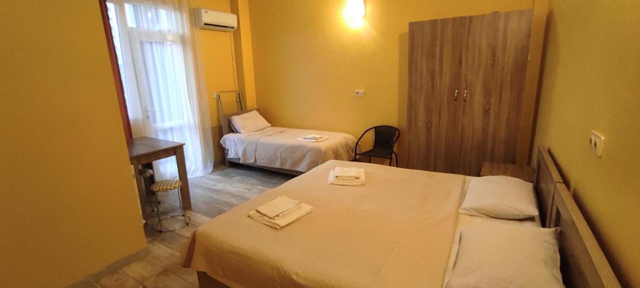 Femily Hotel In Batumi Mareti Str 2 エクステリア 写真