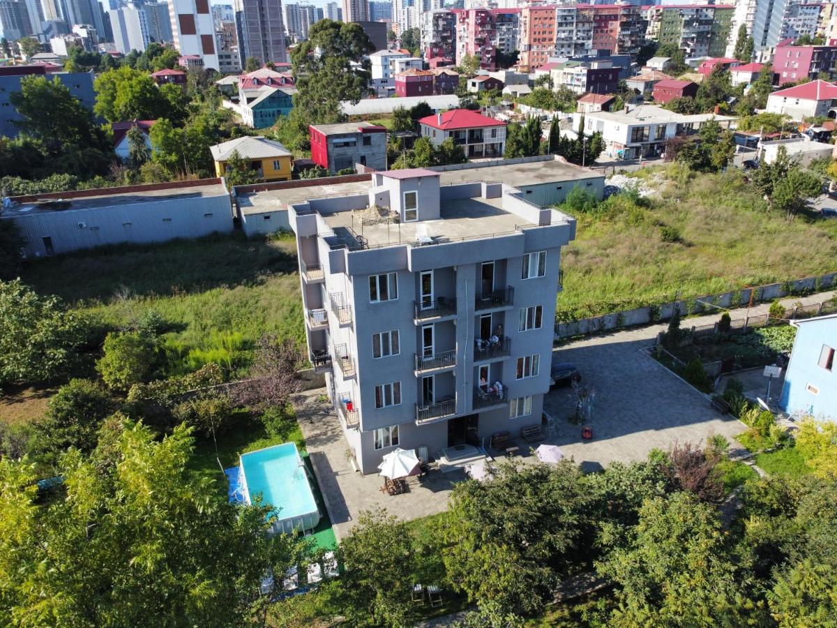 Femily Hotel In Batumi Mareti Str 2 エクステリア 写真