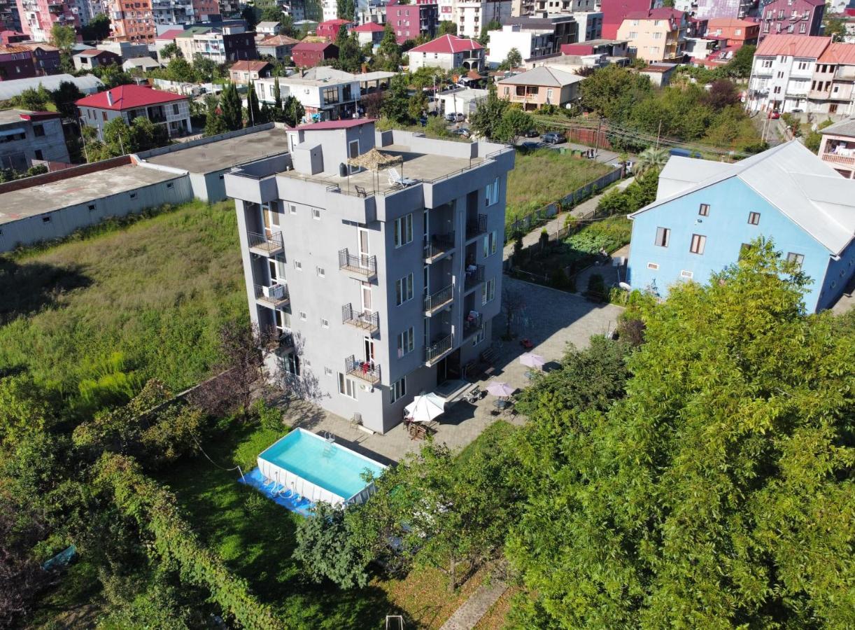 Femily Hotel In Batumi Mareti Str 2 エクステリア 写真