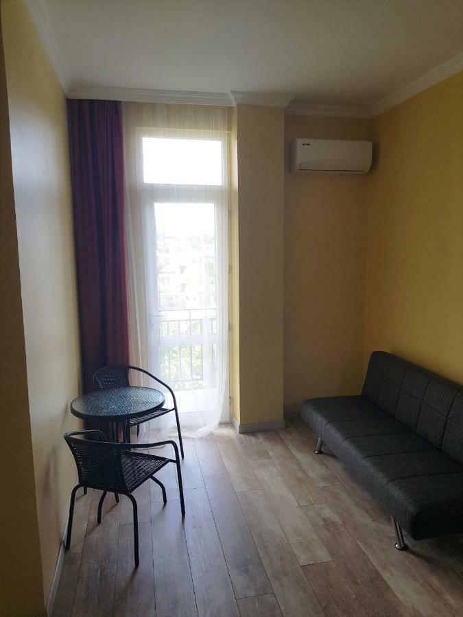 Femily Hotel In Batumi Mareti Str 2 エクステリア 写真
