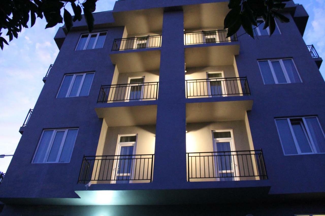 Femily Hotel In Batumi Mareti Str 2 エクステリア 写真