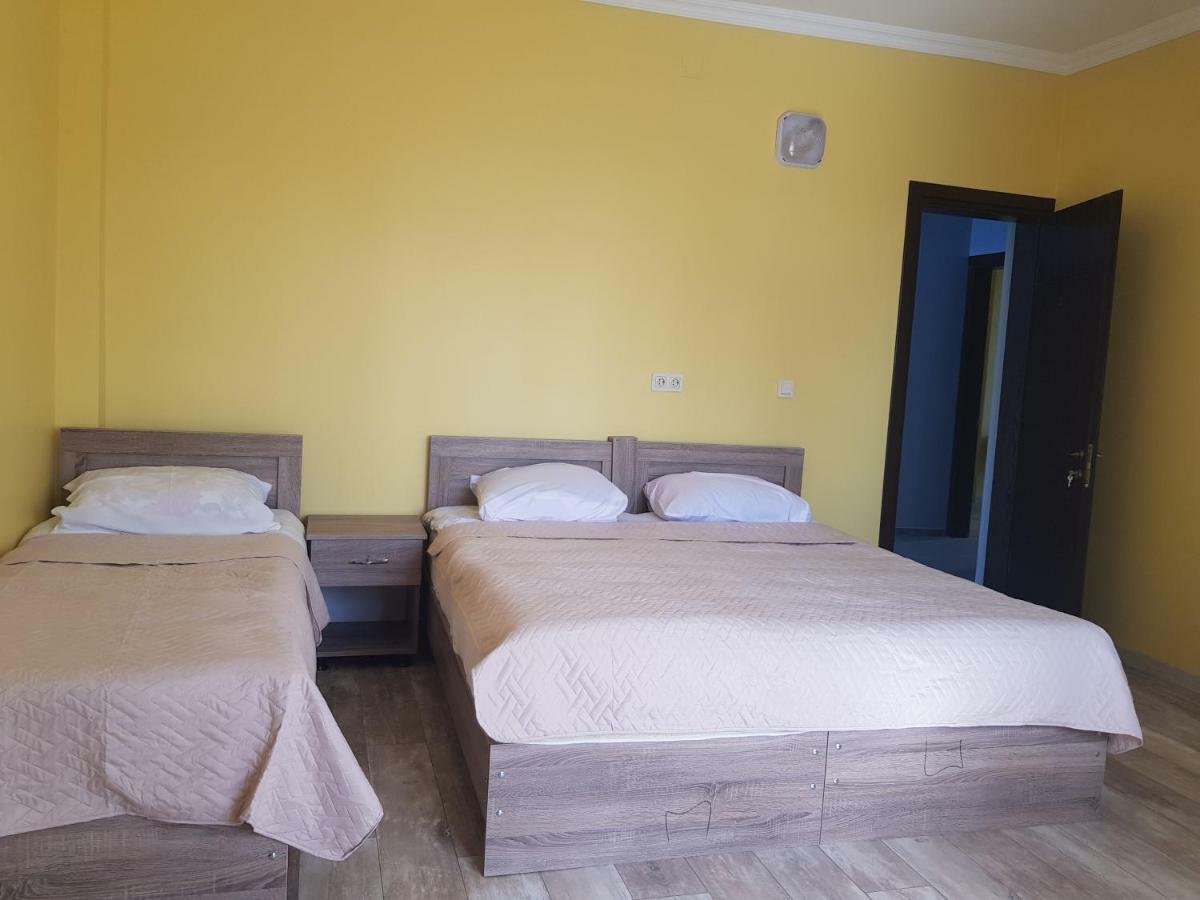 Femily Hotel In Batumi Mareti Str 2 エクステリア 写真