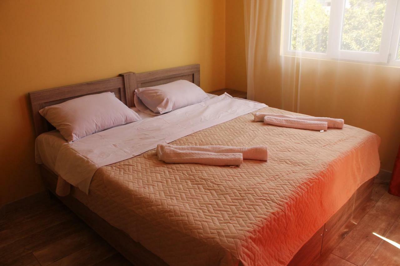 Femily Hotel In Batumi Mareti Str 2 エクステリア 写真