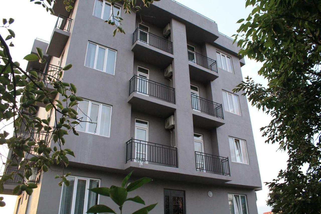 Femily Hotel In Batumi Mareti Str 2 エクステリア 写真