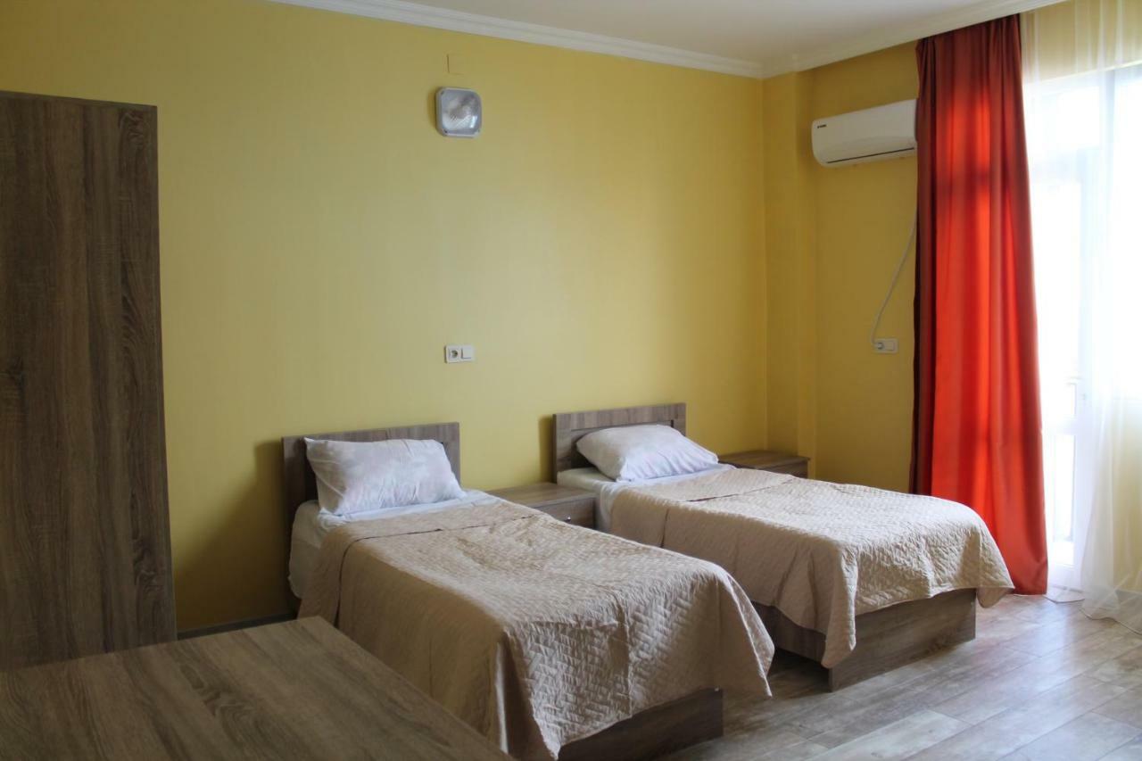 Femily Hotel In Batumi Mareti Str 2 エクステリア 写真