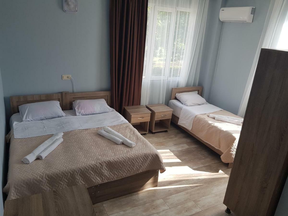 Femily Hotel In Batumi Mareti Str 2 エクステリア 写真