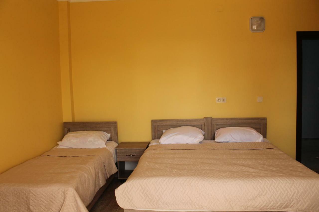 Femily Hotel In Batumi Mareti Str 2 エクステリア 写真