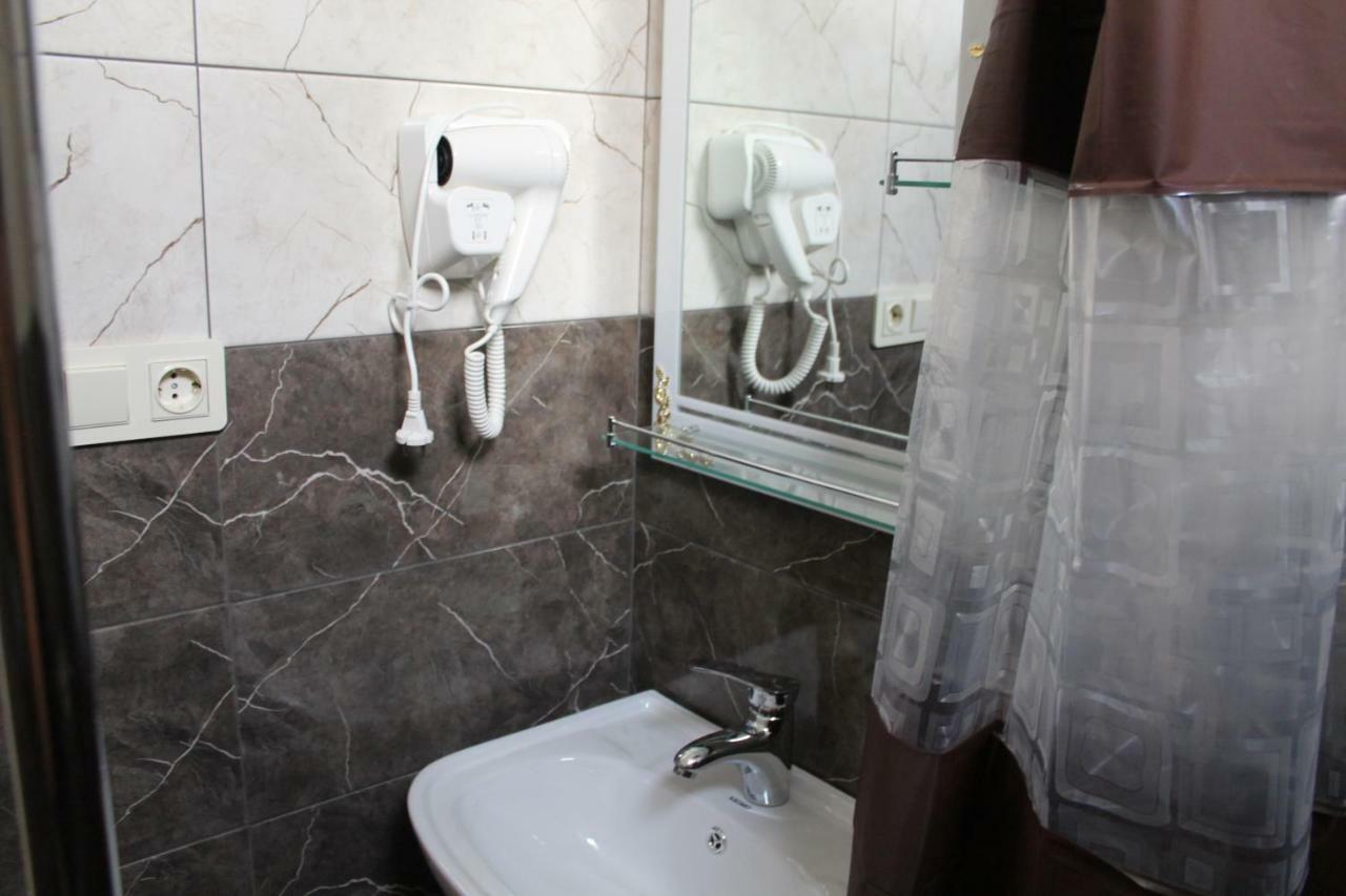 Femily Hotel In Batumi Mareti Str 2 エクステリア 写真