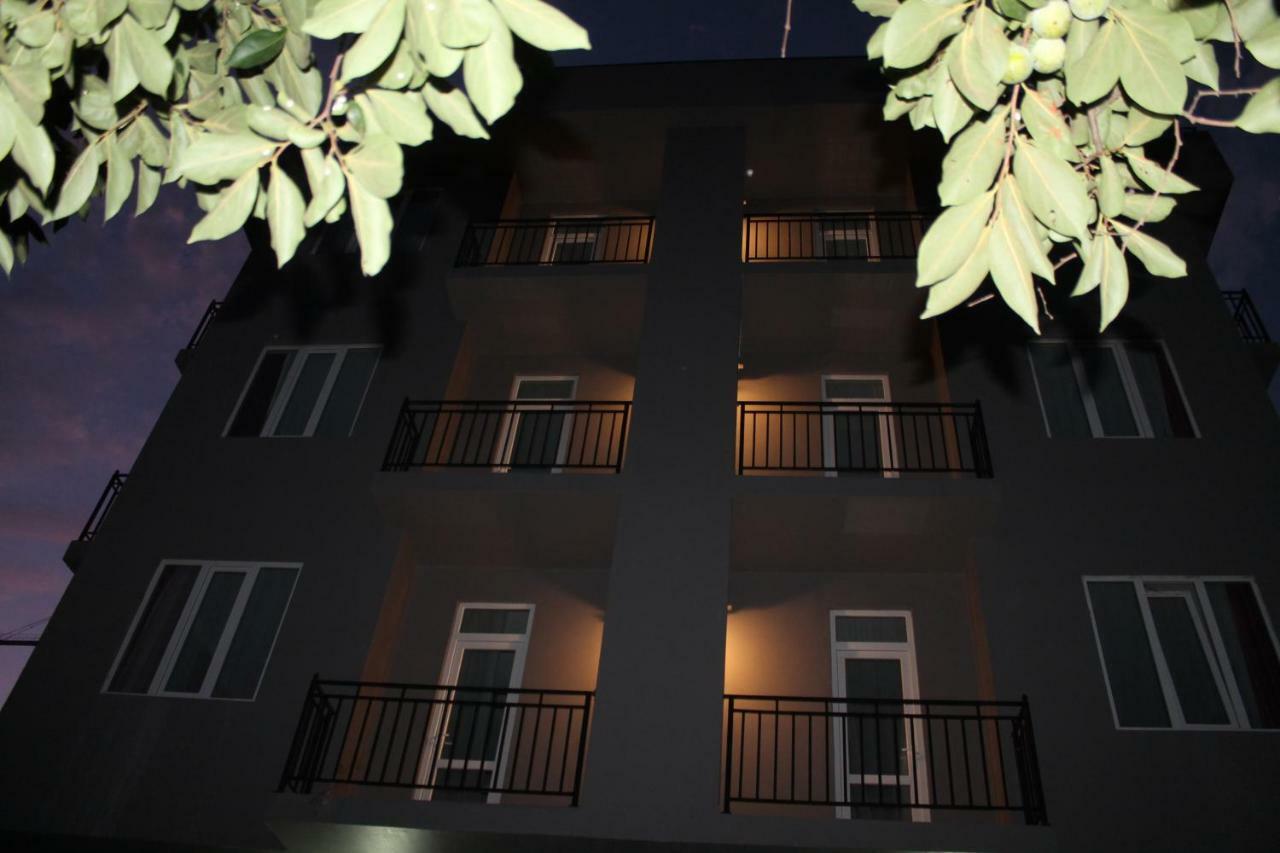 Femily Hotel In Batumi Mareti Str 2 エクステリア 写真